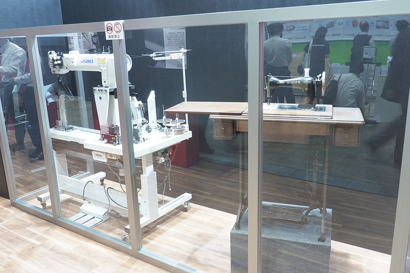 展示されたミシン。左が現在のもので、ちょうど凹引き高精細表皮されたものに糸を縫っているところ