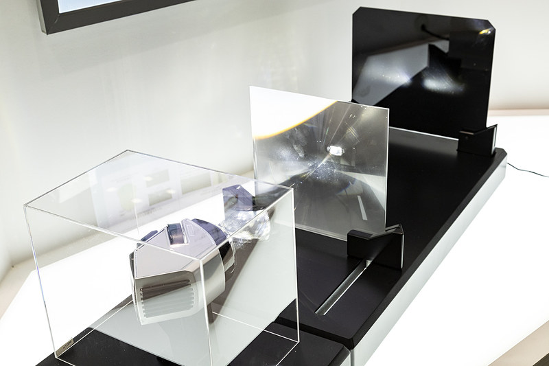 「ブレードスキャン式ADB」を展示する小糸製作所。こちらは点灯状態で、中央部が遮光されている