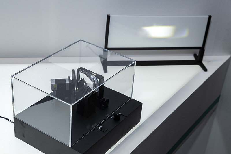 点灯状態。円盤が回転していないと照射範囲はこの程度。