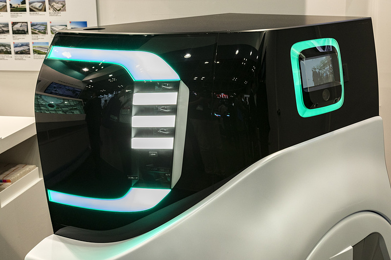 白いランプの下にセンサ類が埋め込まれている