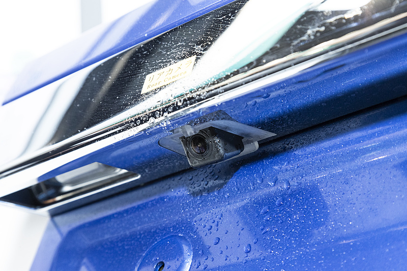 カメラ・センサ洗浄システム。液体での洗浄だけでなく空気噴射を併用することで、洗浄力の向上とともに洗浄液の消費低減を実現