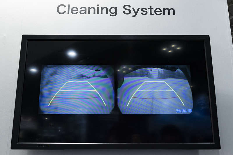 カメラ・センサ洗浄システム。液体での洗浄だけでなく空気噴射を併用することで、洗浄力の向上とともに洗浄液の消費低減を実現