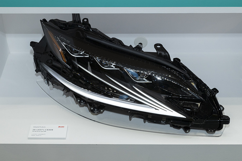 現行モデルのヘッドライトユニットも展示されていた。こちらはLEDアレイ式ADBを搭載するレクサス「LS」用