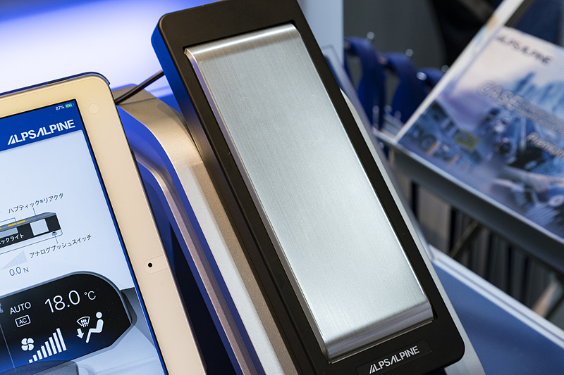 こちらは金属調。一見普通の金属パネルに見える