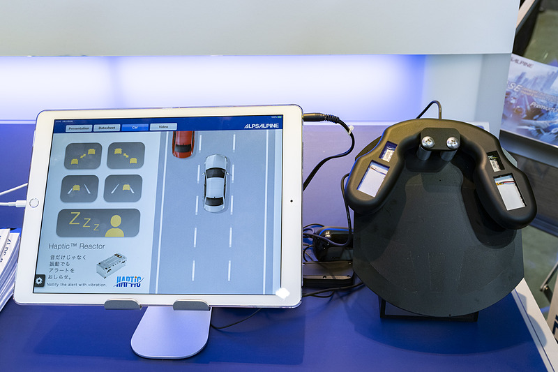 デモ機では車両接近やレーンをはみだしたタイミングでハンドルが振動