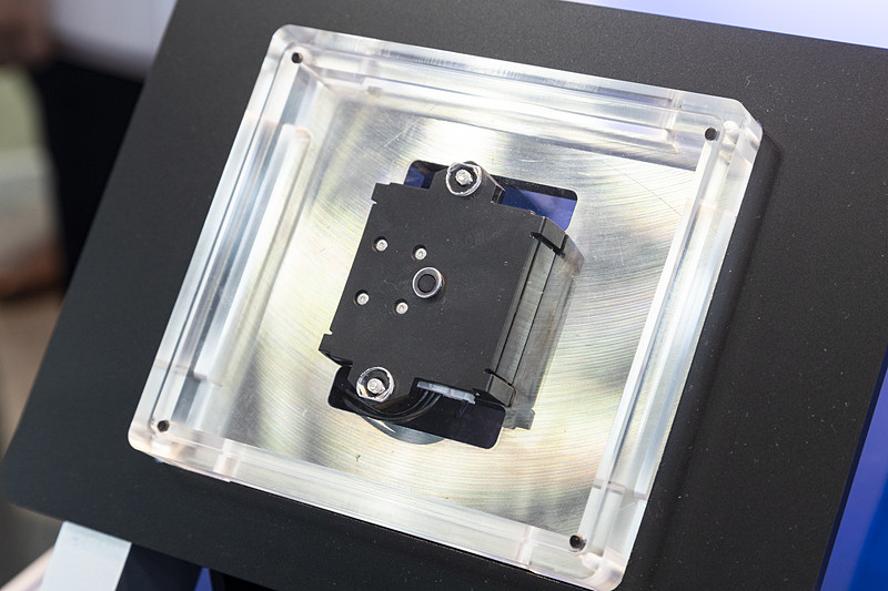 センサーや制御部を一体化したモデル。指先でパネル面を押すと振動が伝わり「押した感覚」が得られる