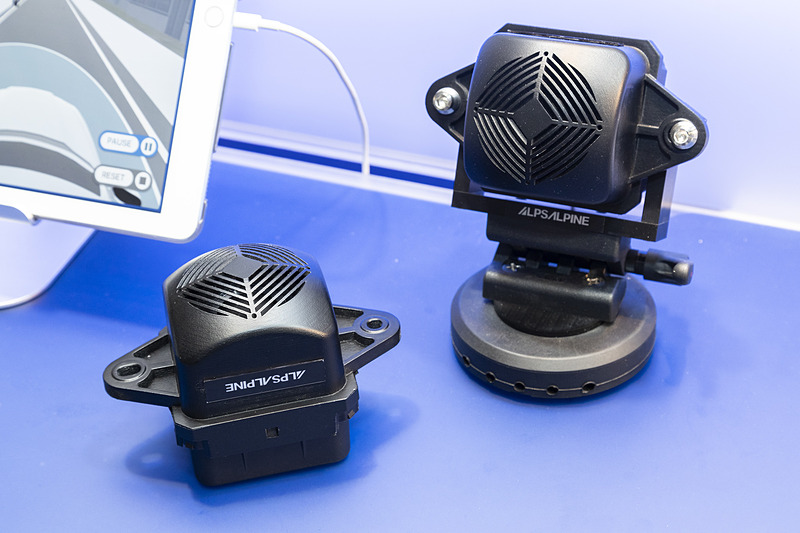 EVなどの走行音が静かなクルマ向けの警報装置。音源やDSP、スピーカーなどがコンパクトにまとめられている。音源の変更も可能