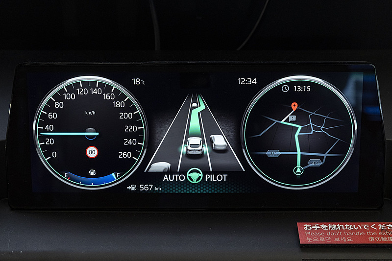 いわゆるマルチインフォメーションディスプレイの上部にカメラをセット