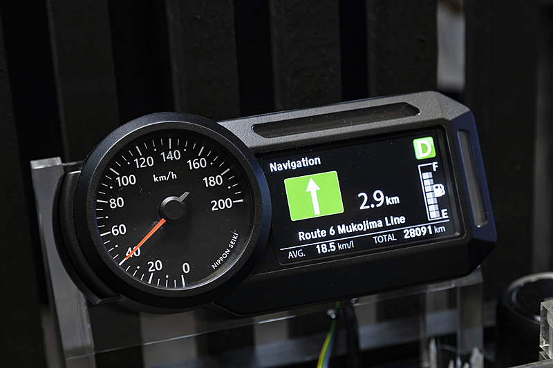 こちらは中型車向け。液晶は4.2インチ