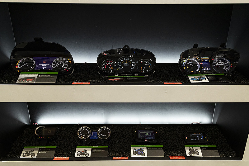 現行モデルのメーターパネル展示