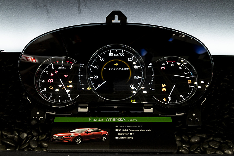 マツダ「アテンザ」用。中央に7インチの液晶パネルを配置