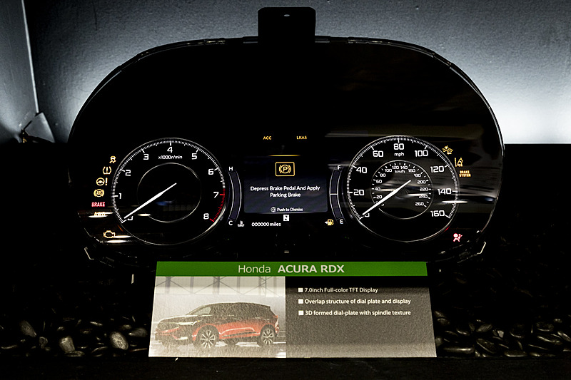 アキュラ（本田技研工業）「RDX」用。こちらも7インチ液晶を搭載
