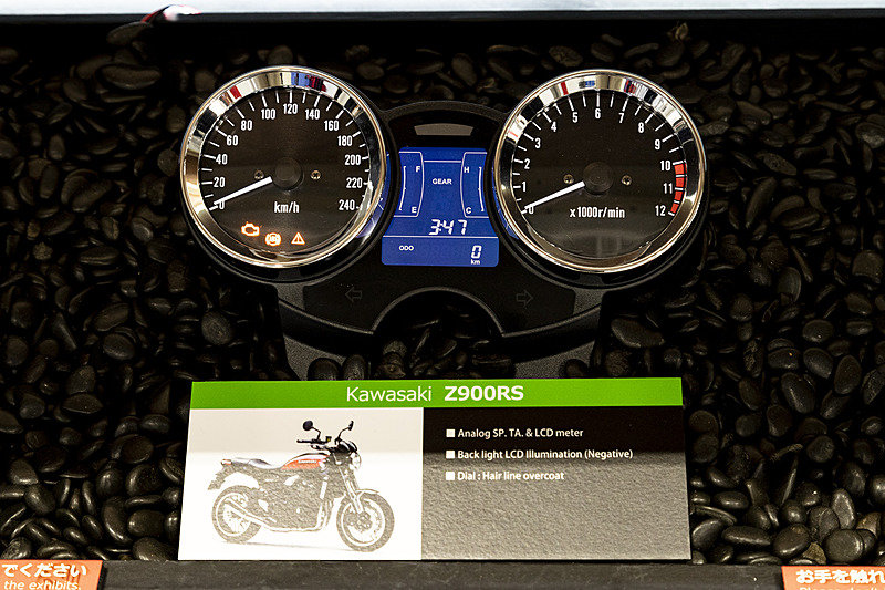 カワサキ「Z900RS」用は中央にセグメント液晶を配置