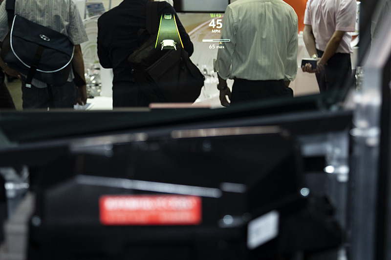 ヘッドアップディスプレイの展示もある