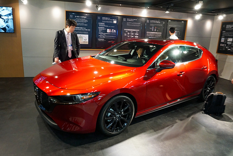マツダブースに展示されていた新型「Mazda3」。北米仕様で左ハンドルモデルになる