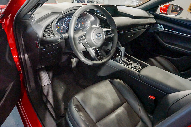 新型Mazda3は内装も新たな技術思想によって造り込まれていて、シートは人間のバランス保持能力を最大限に活かす設計となっている。
