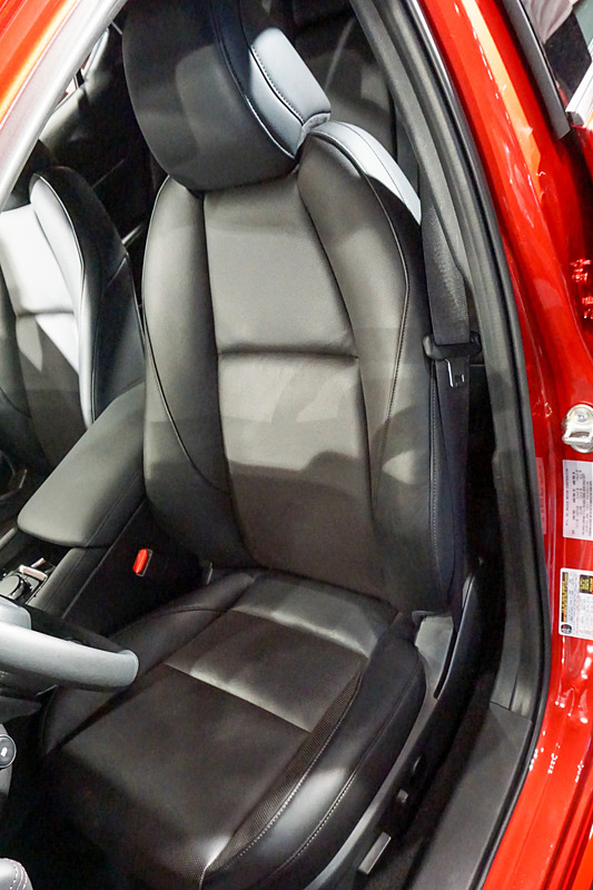 新型Mazda3は内装も新たな技術思想によって造り込まれていて、シートは人間のバランス保持能力を最大限に活かす設計となっている。
