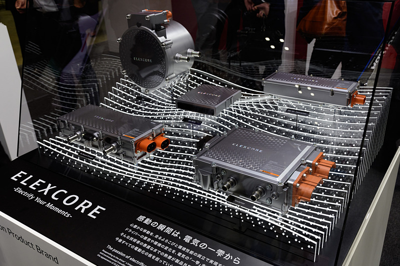 ELEXCORE製品群。統一デザインされた水冷式の筐体に収められている