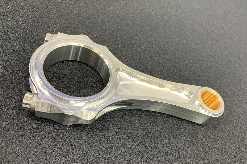 これはチタンコンロッド。同じくRB26DETT用。同程度の強度を持つチューニング用コンロッドと比較して30％ほど軽量となっている。マグネシウムピストンとあわせてエンジンパーツを大幅に軽量化することで、これまでにないレスポンスが実現する。これらは試作品だが製品化を期待したいモノである