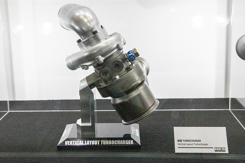 縦型ターボの展示。いまのエンジンでは触媒を速く暖めることが必須。そこで開発しているのが縦配置のターボチャージャー。ターボを縦に置くとシャフトの潤滑がネックになるので、新設計ベアリングとシャフト、シールリングがポイントになる