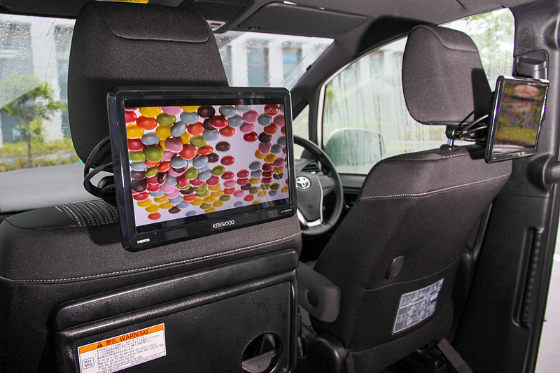 運転席、助手席のヘッドレストにそれぞれ固定して2台を接続することもできる