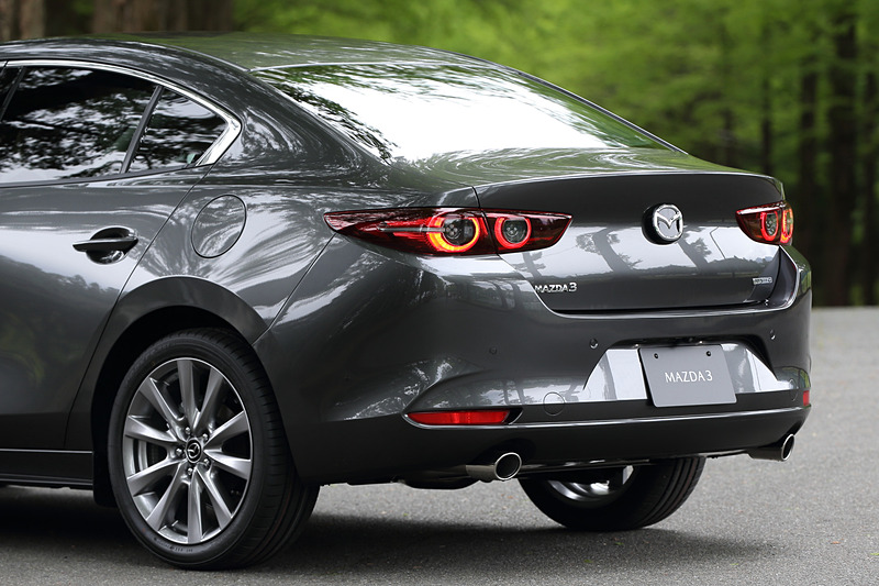 リア周りも水平基調で安定感のあるものに