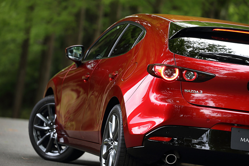 ショルダーをなくしたのも塊感を出すため