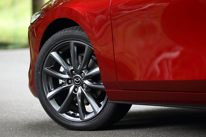 ダークな印象のアルミホイール