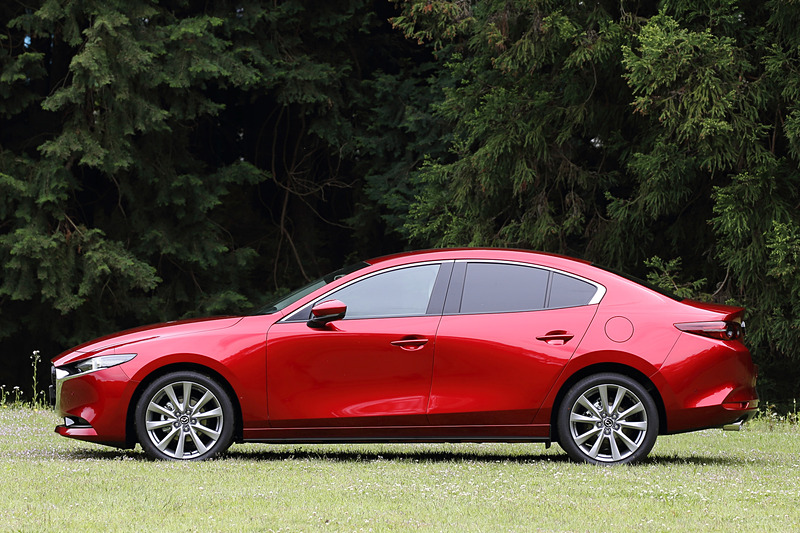 並べてみるとフロントフェンダーやフロントドアの造形も異なることが分かる