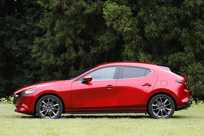 並べてみるとフロントフェンダーやフロントドアの造形も異なることが分かる