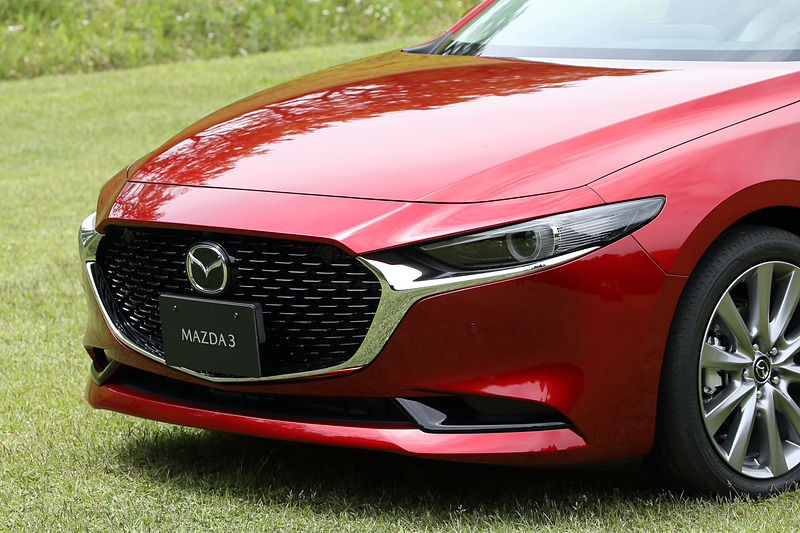 セダン（左）がメッキのシグネチャーウイングを採用するのに対し、ファストバック（右）はブラックとなる