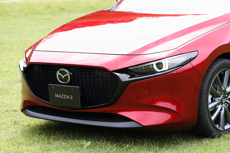 セダン（左）がメッキのシグネチャーウイングを採用するのに対し、ファストバック（右）はブラックとなる