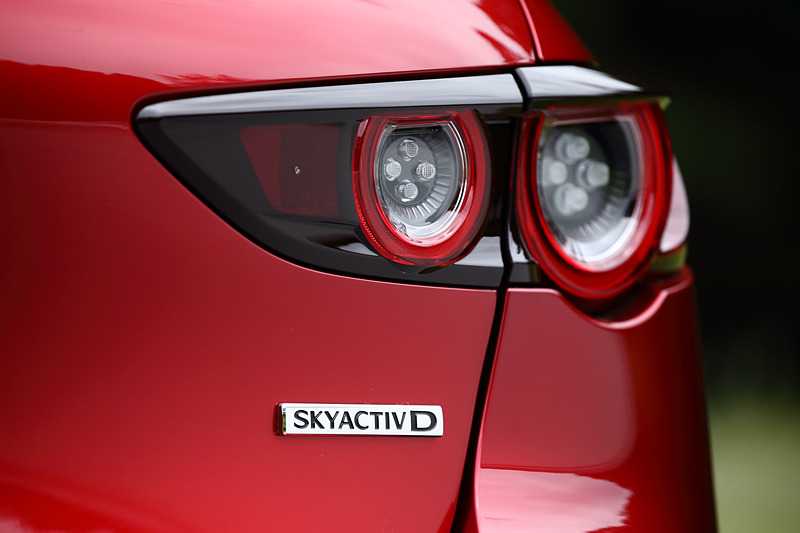 SKYACTIV-GとSKYACTIV-Dのエンブレム。セダン（左）とファストバック（右）で若干装着される位置が異なる