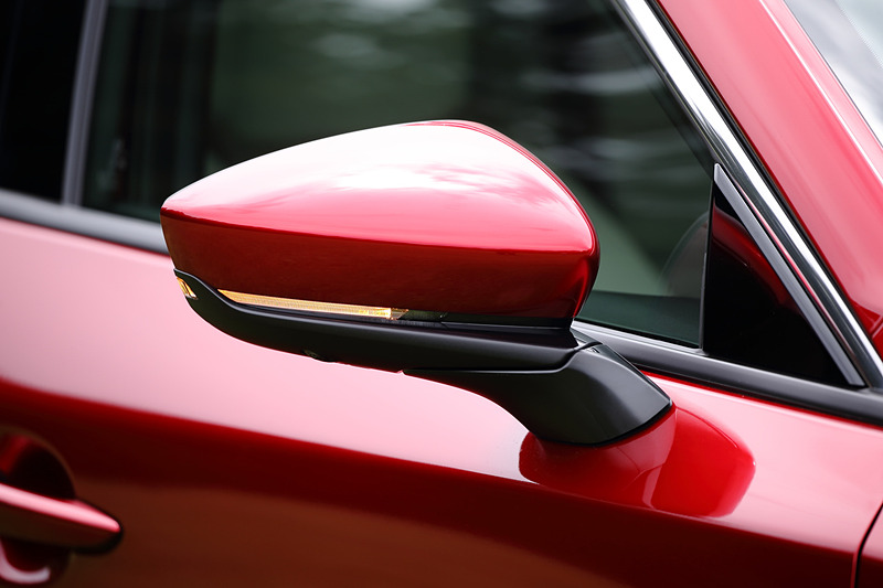 ドアミラーの本体部分はセダンとファストバックで共通。ただしベースの部分が異なる