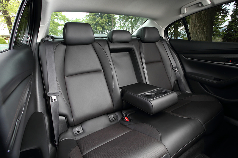 ブラックレザーのセダンの内装