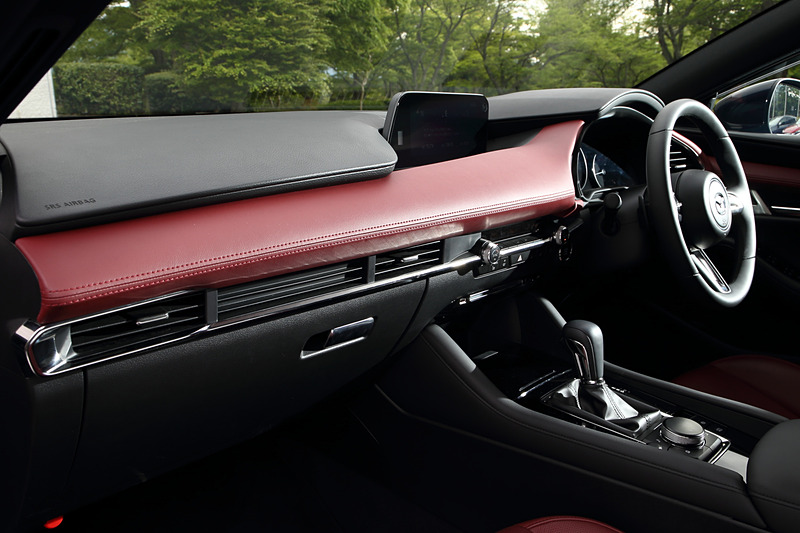 ファストバック専用色のバーガンディレザーの内装