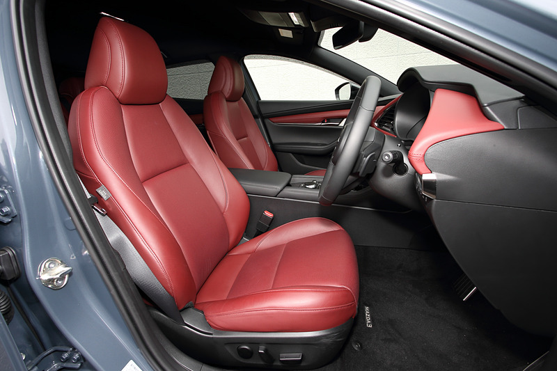 ファストバック専用色のバーガンディレザーの内装