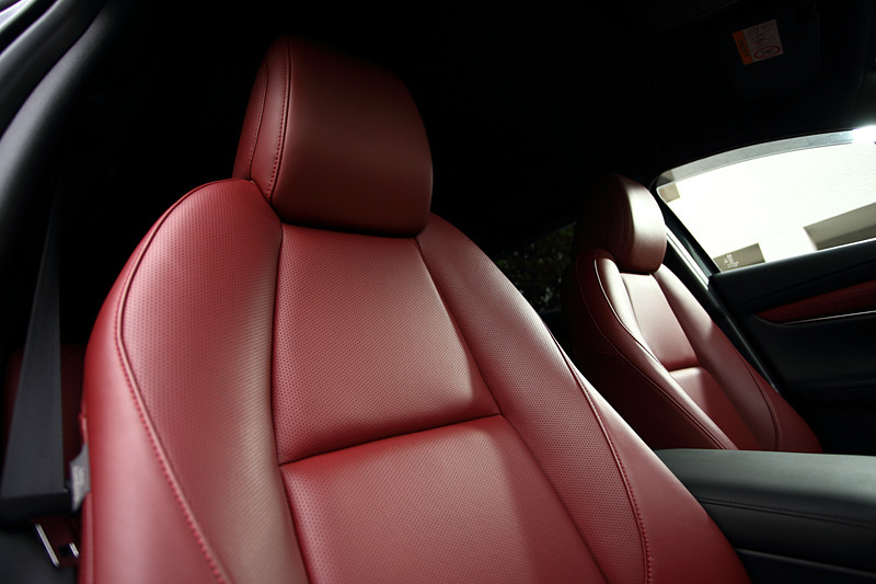 ファストバック専用色のバーガンディレザーの内装