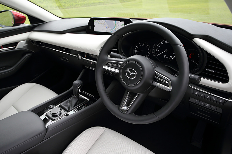 セダン専用色のホワイトレザー内装