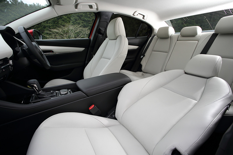 セダン専用色のホワイトレザー内装