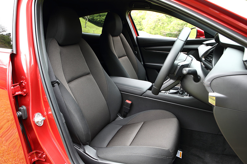 ブラックファブリックの内装