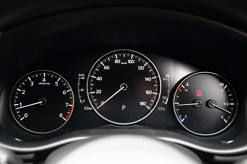 ドライバー中心に左右対称デザインとなる3眼メーター。中央は7インチTFT液晶メーターとなり、各種情報が表示される