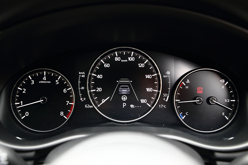 ドライバー中心に左右対称デザインとなる3眼メーター。中央は7インチTFT液晶メーターとなり、各種情報が表示される