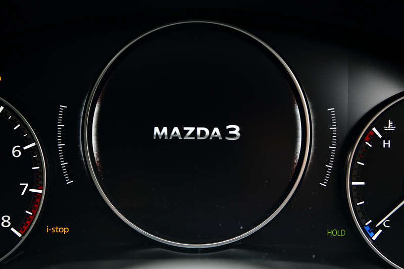 エンジン始動時にはMAZDA3のロゴが浮かび上がるアニメーション