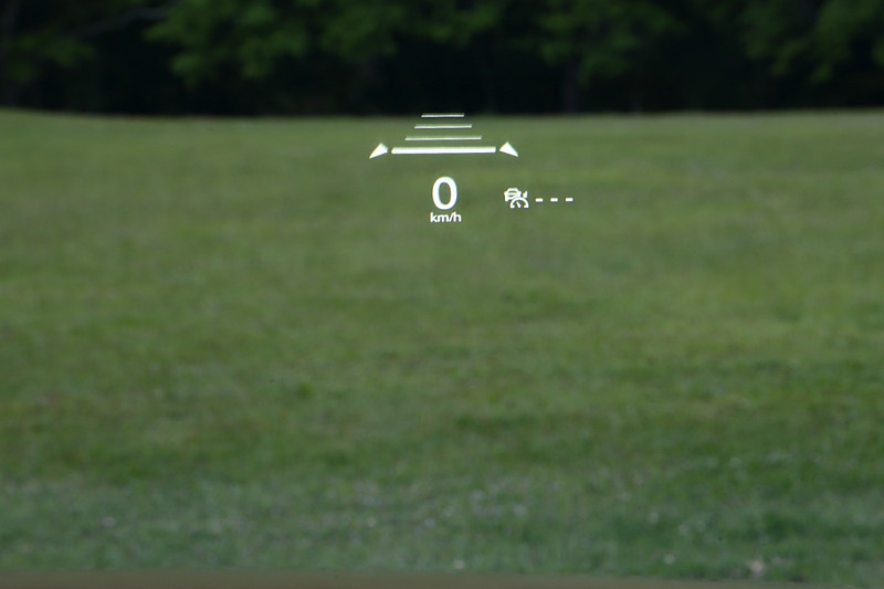 フロントウィンドウに直接投影される「アクティブ・ドライビング・ディスプレイ」