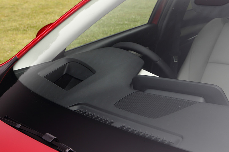 フロントウィンドウに直接投影される「アクティブ・ドライビング・ディスプレイ」