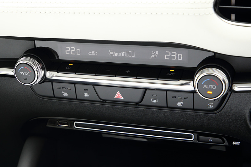 エアコンやシートヒーターなどのスイッチ類。下にあるスロットはDVDドライブ