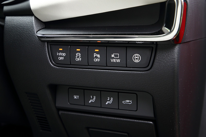 運転席右手には運転に関連するスイッチ類を集約する