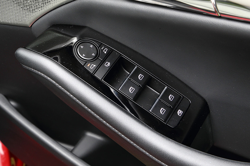 運転席ドアのスイッチ類。すべての窓がオートパワーウィンドウになる