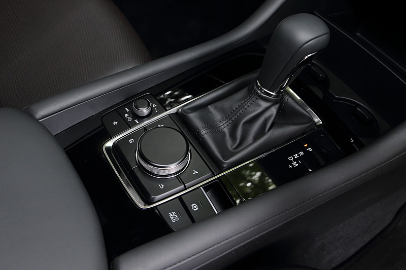 センターコンソールのスイッチ類。コマンダーコントロールの天面はタッチパッドとなっている。また、シフトレバーの前方にドリンクホルダーが設けられる